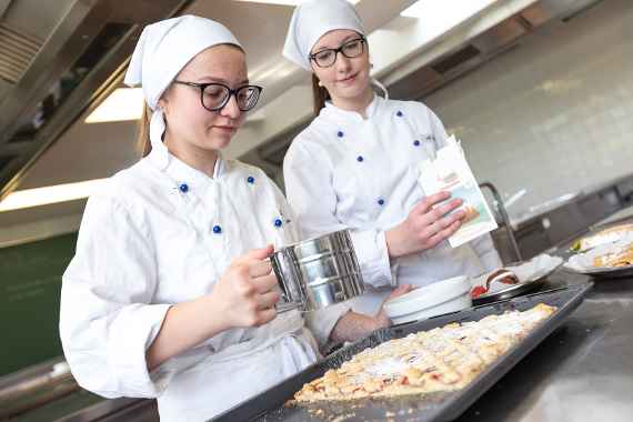 Schülerinnen beim Kochen in der Lehrküche