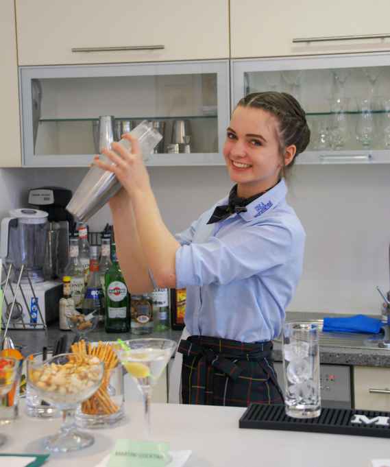 Schülerin beim Cocktail-Mixen