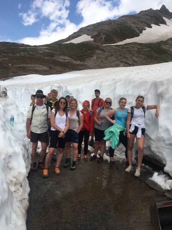 Schülerinnen der 3. Jahrgänge beim Wandern im Gebiet des Großglockners