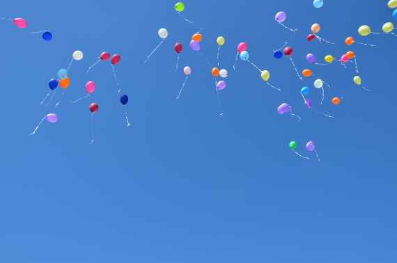 Luftballone steigen in den Himmel