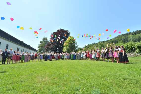 Luftballone steigen bei der Reife- und Diplomprüfung an der HBLA Pitzelstätten in den Himmel