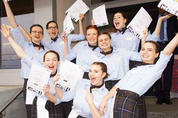 Schülerinnen mit ihren Zertifikaten nach den absolvierten Servierprüfungen