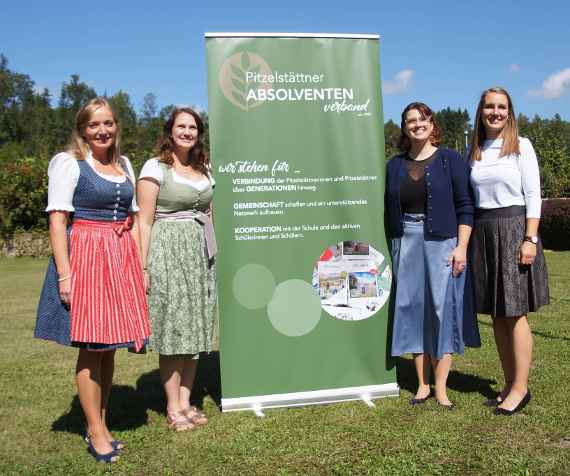 Direktorin Mag. Johanna Michenthaler mit Vertreterinnen des Absolventenverbandes der HBLA Pitzelstätten