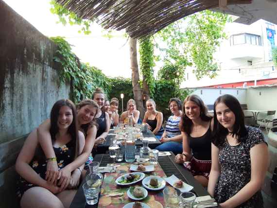 Schülerinnen und Schüler beim Essen in einem französischen Lokal