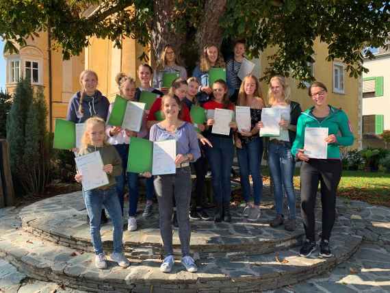 Gruppenfoto von Schülerinnen mit dem Cambridge-Zertifikat