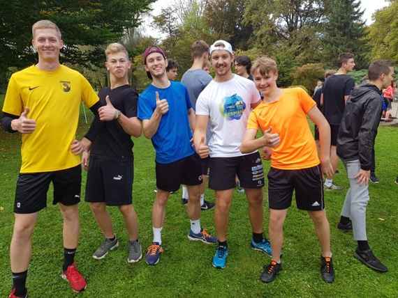 Gruppenfoto von Schülern beim Cross-Country-Lauf