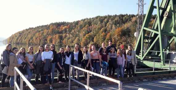 Gruppenfoto von Schülerinnen bei der Exkursion