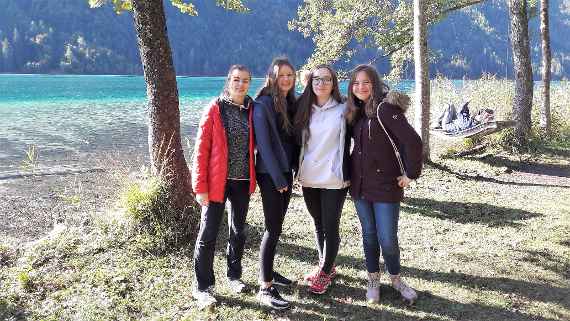 Vier Schülerinnen beim Spaziergang am Weißensee