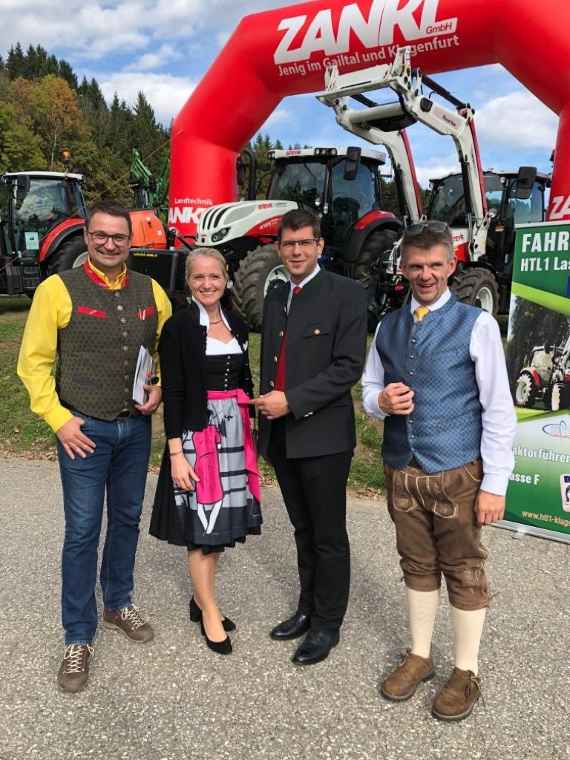 Frau Direktorin Mag. Weinhandl mit Herrn Landesrat Gruber und DI Markus Tschischej bei der Traktorübergabe