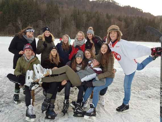Schülerinnen beim Eislaufen 