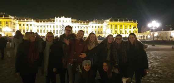 Nachtfoto mit Schülerinnen vorm beleuchteten Schloss Schönbrunn