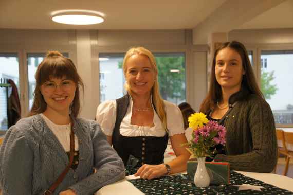 Absolventinnen mit Frau Direktor Tschischej am Absolvententag