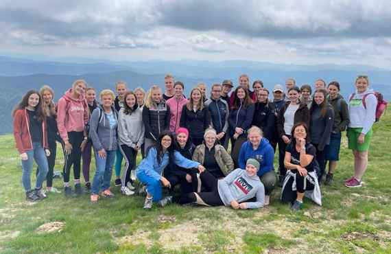 Gruppenfoto des 4. Jahrgangs auf der Hochrindl