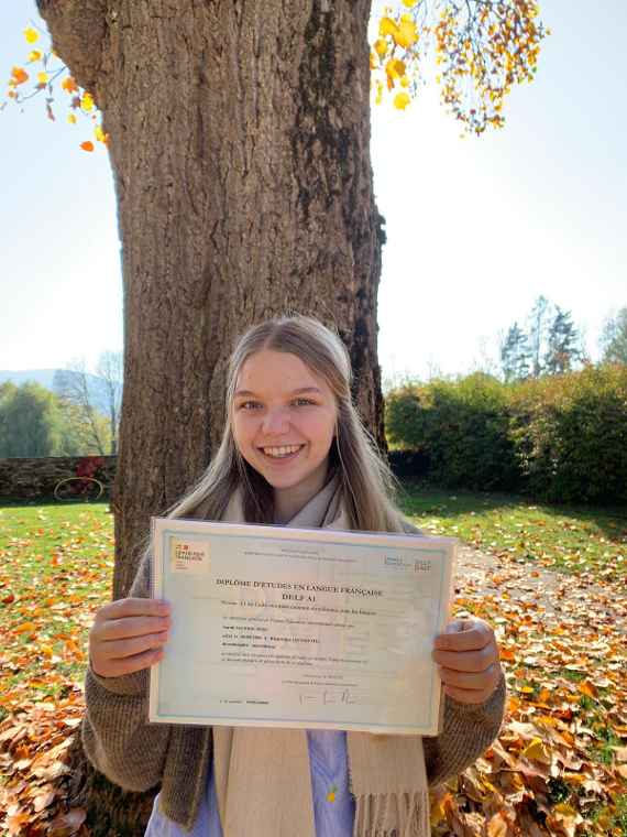Sarah Sauerschnigg mit DELF Zertifikat