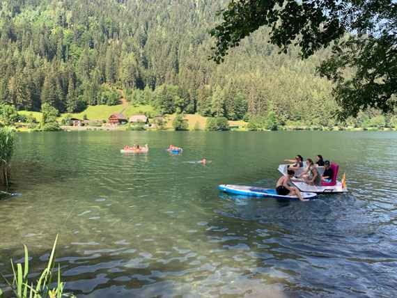 Schülerinnen am See