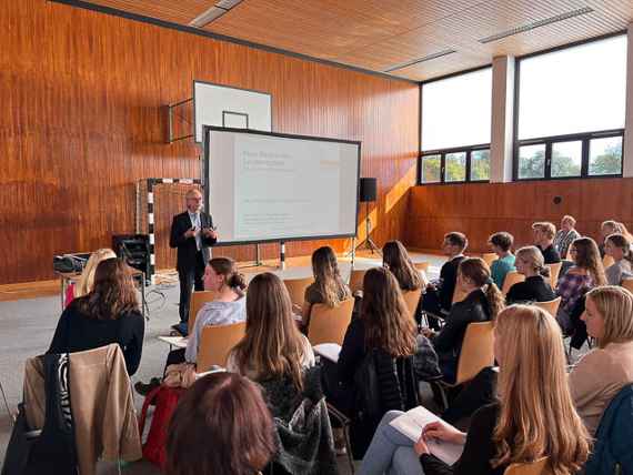 Schülerinnen und Schüler beim Vortrag "Neue Wege in der Landwirtschaft"