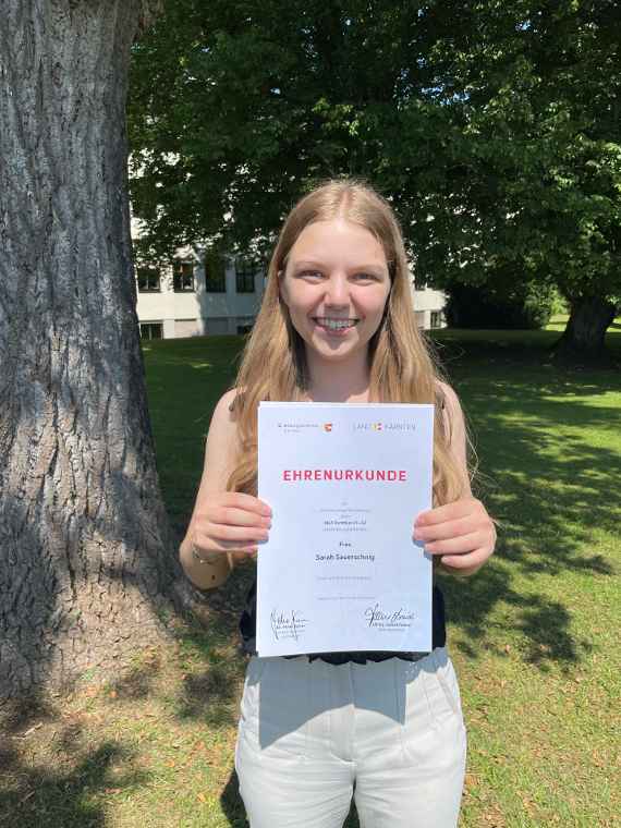 Sarah Sauerschnig mit dem DELF-Zertifikat in Händen