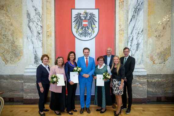 BM Totschnig ehrt ausgezeichnete Mitarbeiterinnen