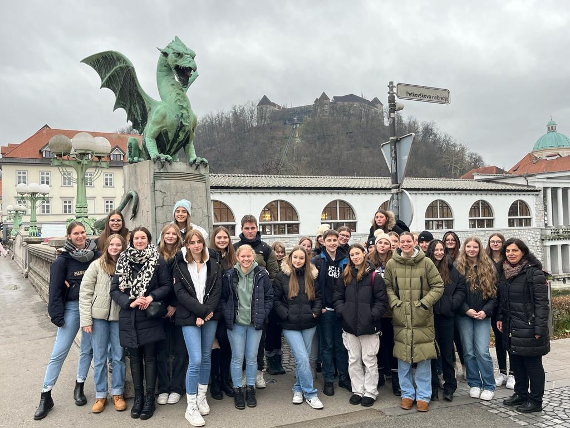 Gruppenfoto von Schülerinnen und Schüler der HBLA Pitzelstätten bei der Exkursion in Laibach