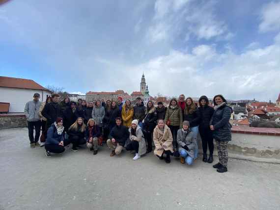 Schülerinnen und Schüler auf Exkursion in Prag