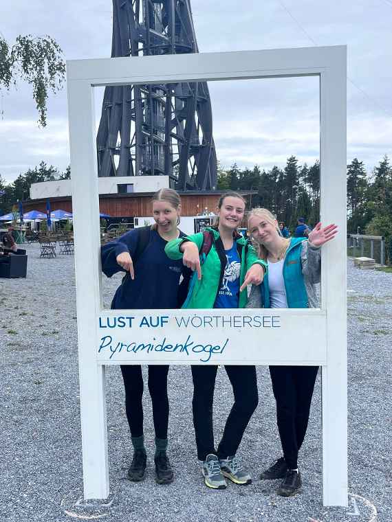 Schülerinnen des 3PMR-Jahrgangs beim Wandertag am Pyramidenkogel