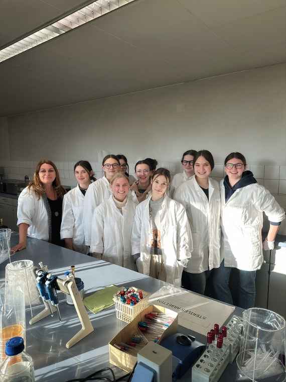 Schülerinnen und Schüler bei den Praxisworshops an der HBLA Pitzelstätten