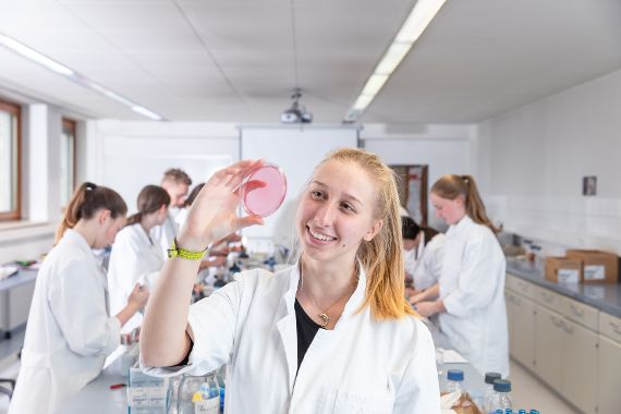 Schülerinnen beim Arbeiten im Labor