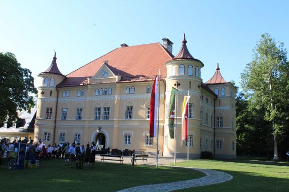 Schülerinnen und Schüler bei der Jagdprüfung