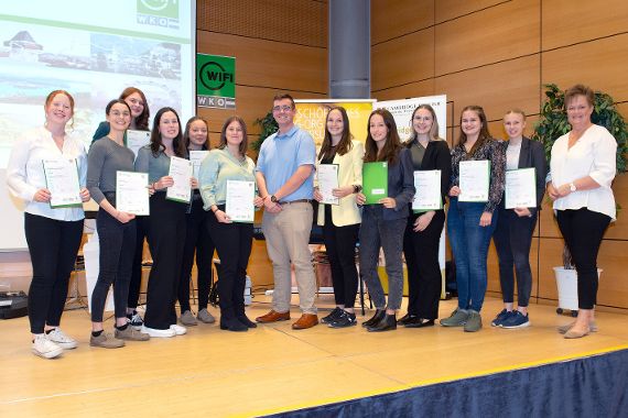 Schülerinnen bei der Verleihung der Cambrigde-Zertifikate