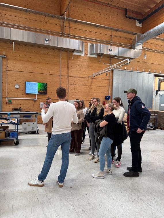 Exkursion des 2 AL zu PetraGlas und Sonnenkraft GmbH