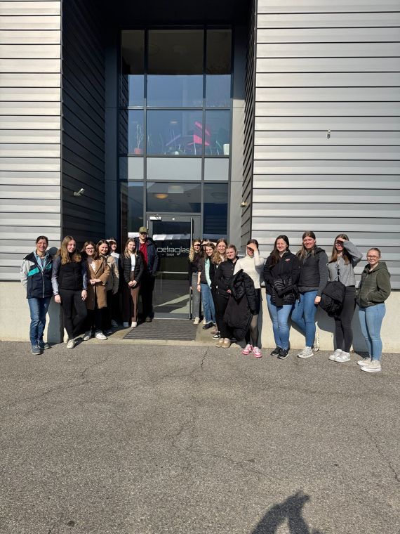 Exkursion des 2 AL zu PetraGlas und Sonnenkraft GmbH