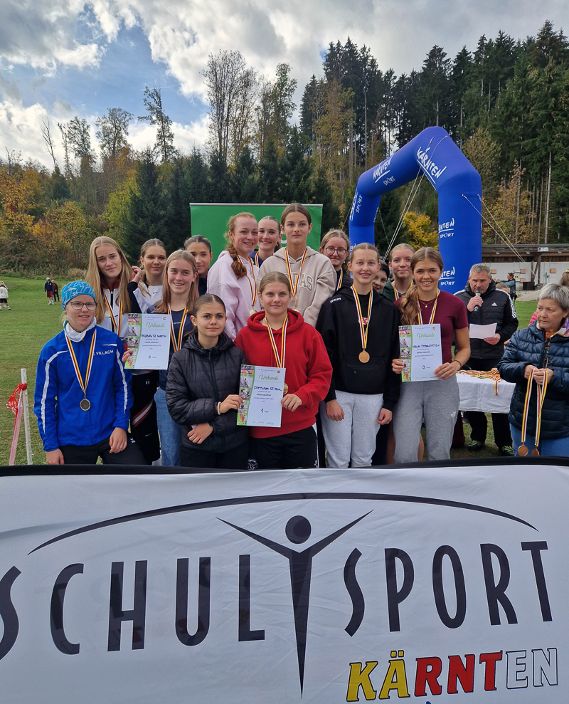 Schulsport Kärnten: Mädchen mit Medaillen und Urkunden bei Siegerehrung in Kärnten