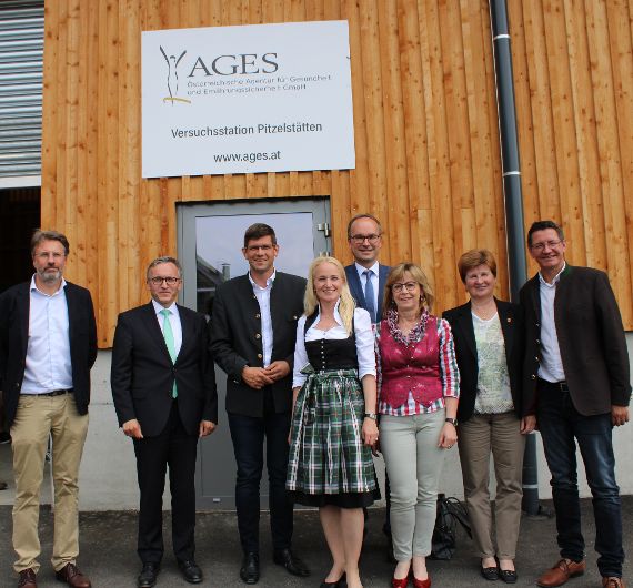 Gruppenfoto von der Eröffnungsfeier der AGES-Versuchsanstalt in Pitzelstätten