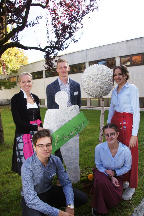 Gruppenfoto am Tag der offenen Tür mit Frau Direktorin Mag. Ingrid Weinhandl