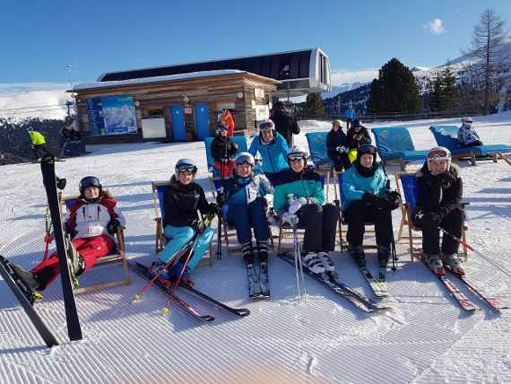 Schülerinnen sonnen sich beim Skitag 