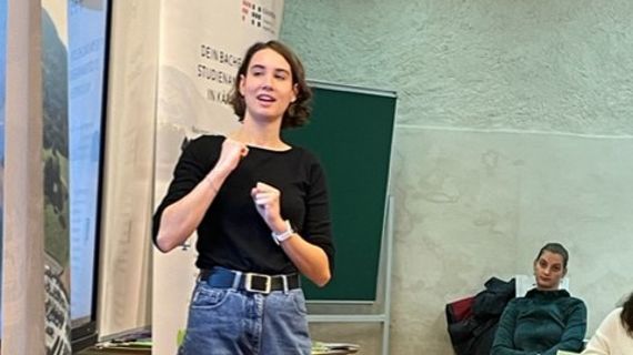 Studentin stellt die Studienrichtungen der Universität vor