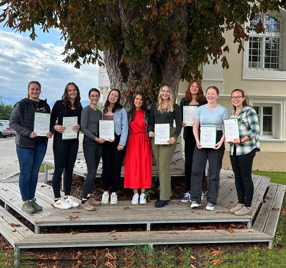 Schülerinnen der HBLA Pitzelstätten halten ihr Cambridge-Zertifikat in Händen