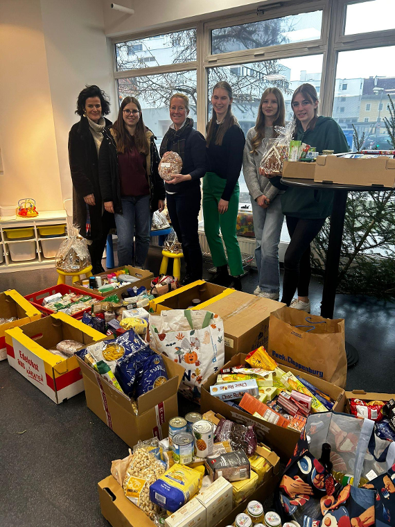 Schülerinnen und Schüler der HBLA Pitzelstätten mit gesammelten Lebensmittel und Kleidungsstücke, die noch vor Weihnachten dem SoMa-Laden in Klagenfurt übergeben werden konnten.