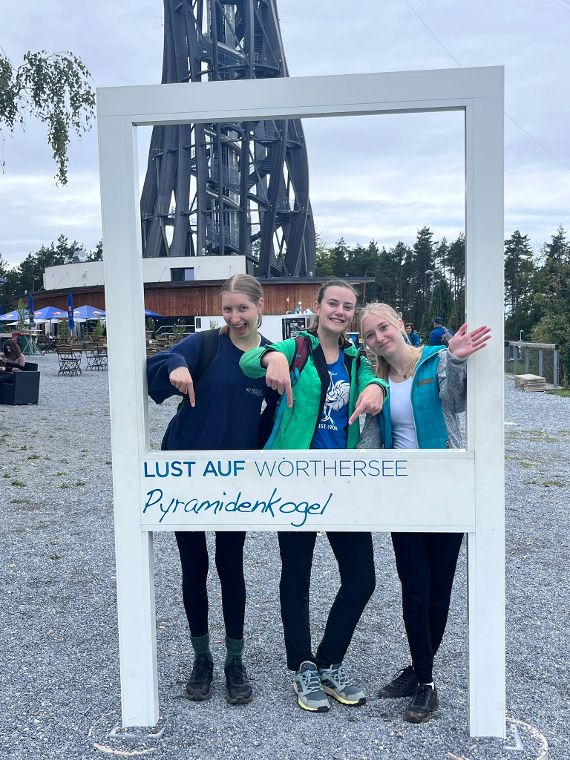 Schülerinnen des 3PMR-Jahrgangs beim Wandertag am Pyramidenkogel