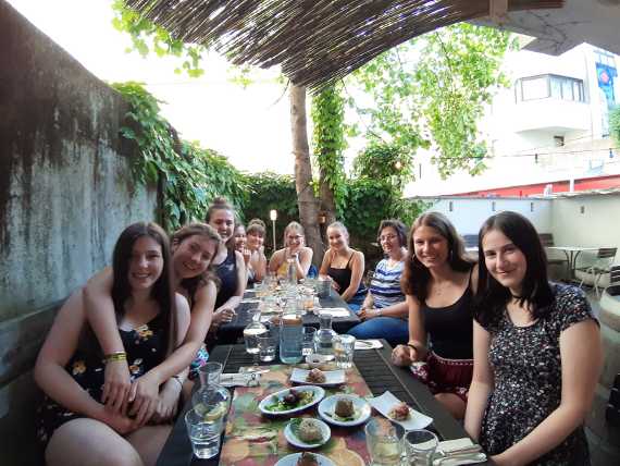 Schülerinnen und Schüler beim Essen im französischem Lokal