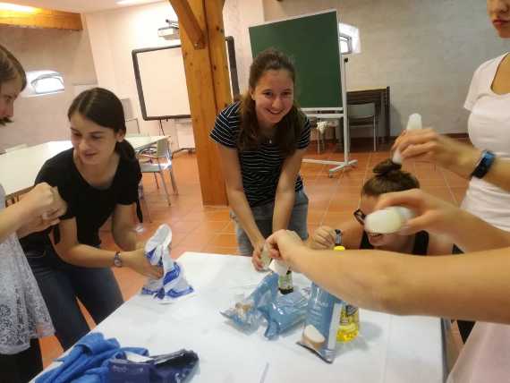 Schülerinnen und Schüler des Schülerheims bei der Herstellung von Naturkosmetik