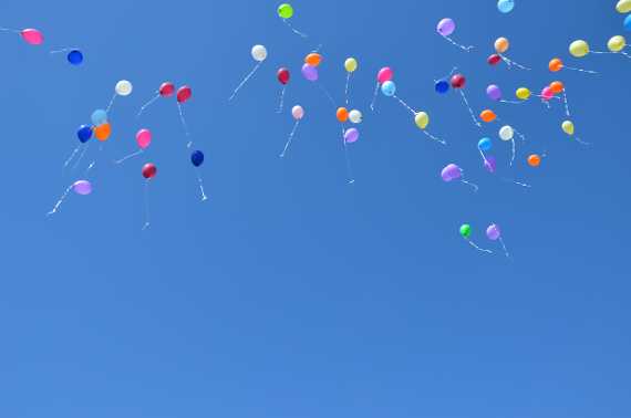 Luftballone steigen in den Himmel