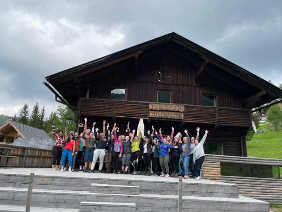 Schülerinnen vor der Marktlhütte