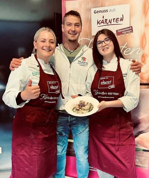 Die Schülerinnen Katharina Suntinger und Christina Eder präsentieren mit Fachlehrer Gerald Hohl ihre "Kärnten Bowl"