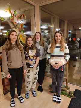 Schülerinnen und Schüler bei der Preisverleihung der Weihnachtschallenge. 