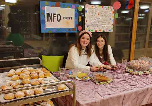 Das Krapfenbuffet mit zwei Schülerinnen