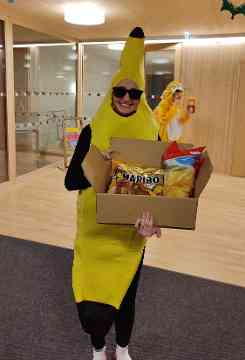 eine Schülerin als Banane verkleidet