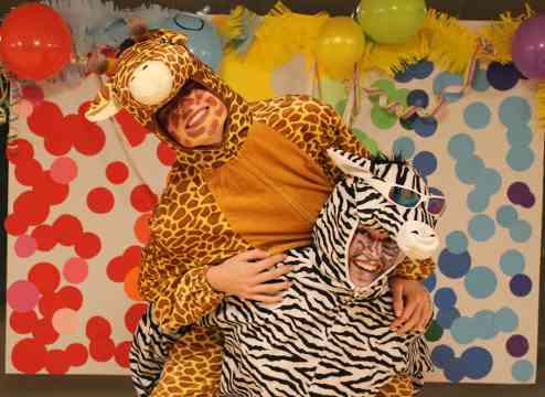 Schülerinnen als Zebra und Giraffe verkleidet