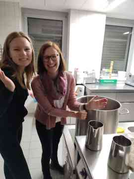 2 Schülerinnen stehen in der Küche