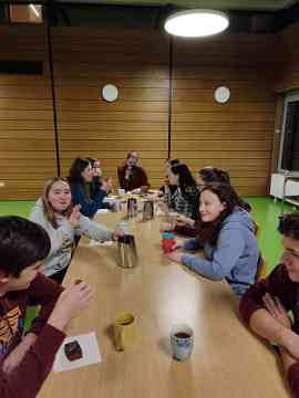 Schülerinnen im Speisesaal beim Punsch trinken